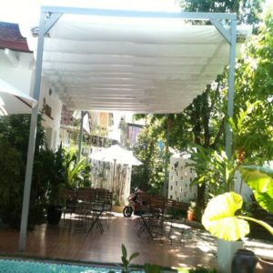 Không gian sân vườn đẹp hơn với mái xếp