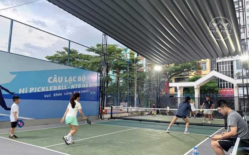 Phần mái che của sân tennis pickleball