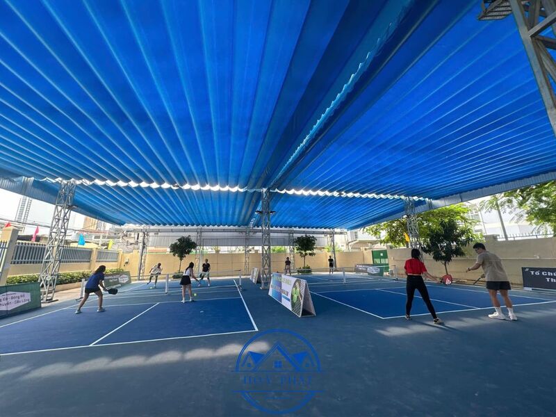 Mái Xếp Hoà Phát chuyên thi công mái che sân pickleball, sân tennis