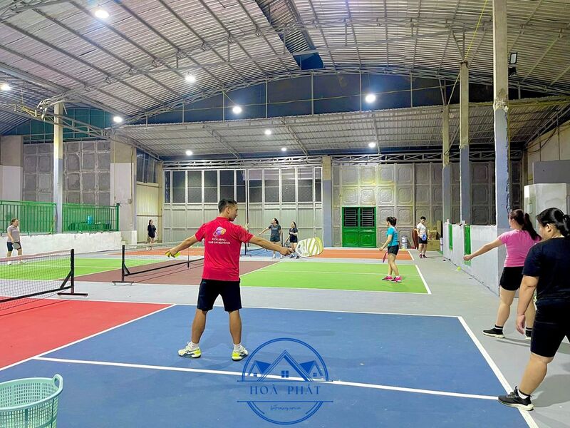 Mái tôn sân pickleball trong nhà