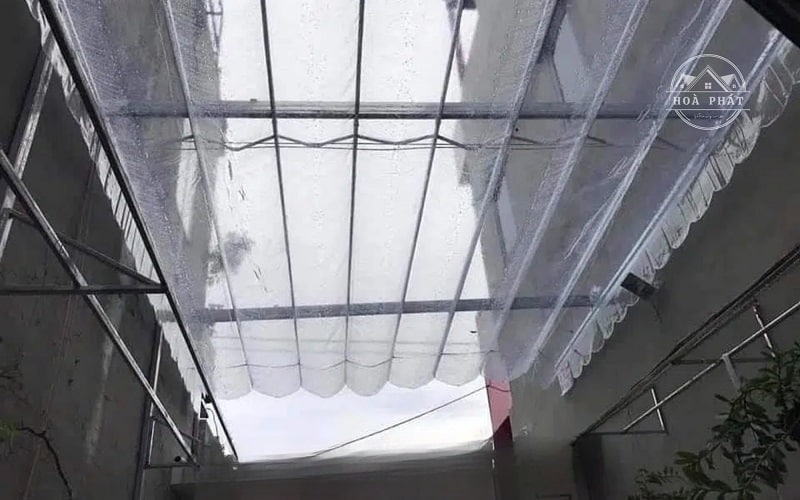 Dùng bạt trong suốt làm mái che