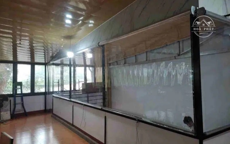 Dùng bạt nhựa trong suốt để ngăn chia bếp nấu ăn