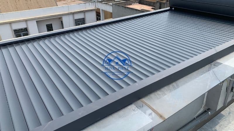 Công trình mái nhôm che nắng trên mái kính tại Đông Anh