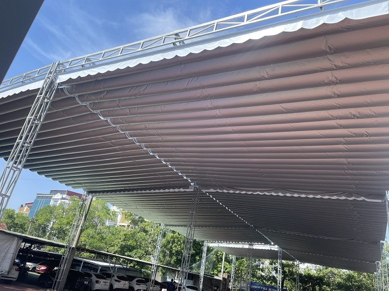 Đánh giá các trường hợp nên dùng mái bạt xếp tay quay hoặc motor tự động