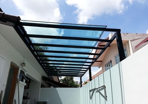 Mẫu mái che sân thượng bằng kính sang trọng
