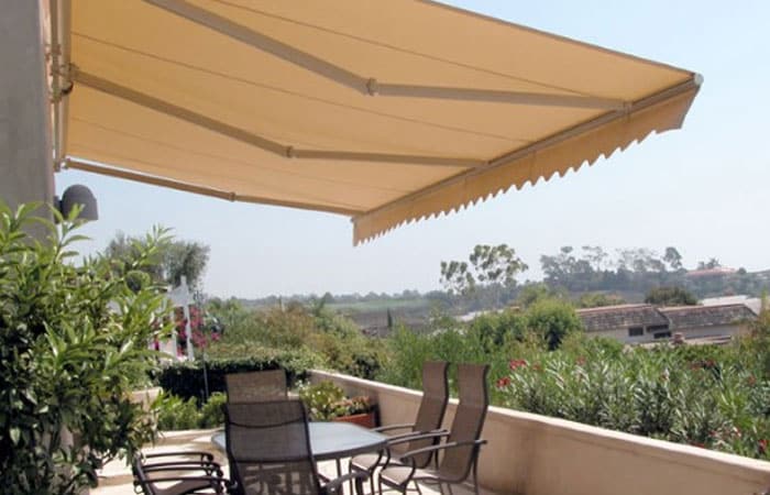 Ứng dụng bạt che năng tự cuốn để mở rộng khu vực phục vụ ngoài trời