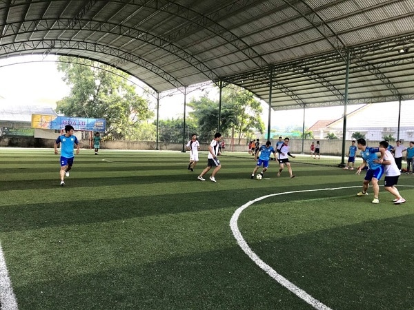 Báo giá lắp đặt mái bạt xếp cho sân bóng