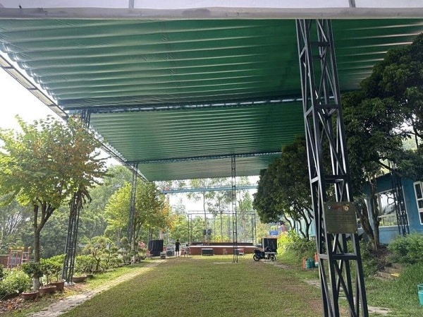 Các lợi ích khi lắp đặt bạt mái xếp cho sân bóng