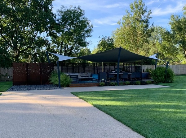 Kinh nghiệm để chọn được mẫu mái che sân vườn đẹp, bền bỉ