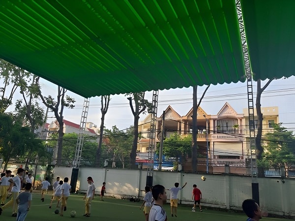 Lắp đặt bạt mái xếp cho sân bóng trọn gói, giá rẻ, thi công nhanh chóng